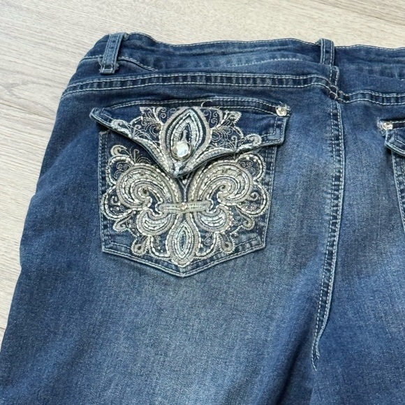 Earl Crop Denim Jeans with Embroidered Detail - Picture 10 of 10